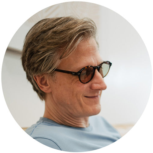 Man wearing Bli havana migraine glasses#color_havana