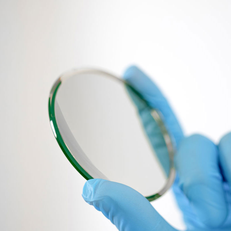 Doctor-Hand-Holding-Avulux-Lens