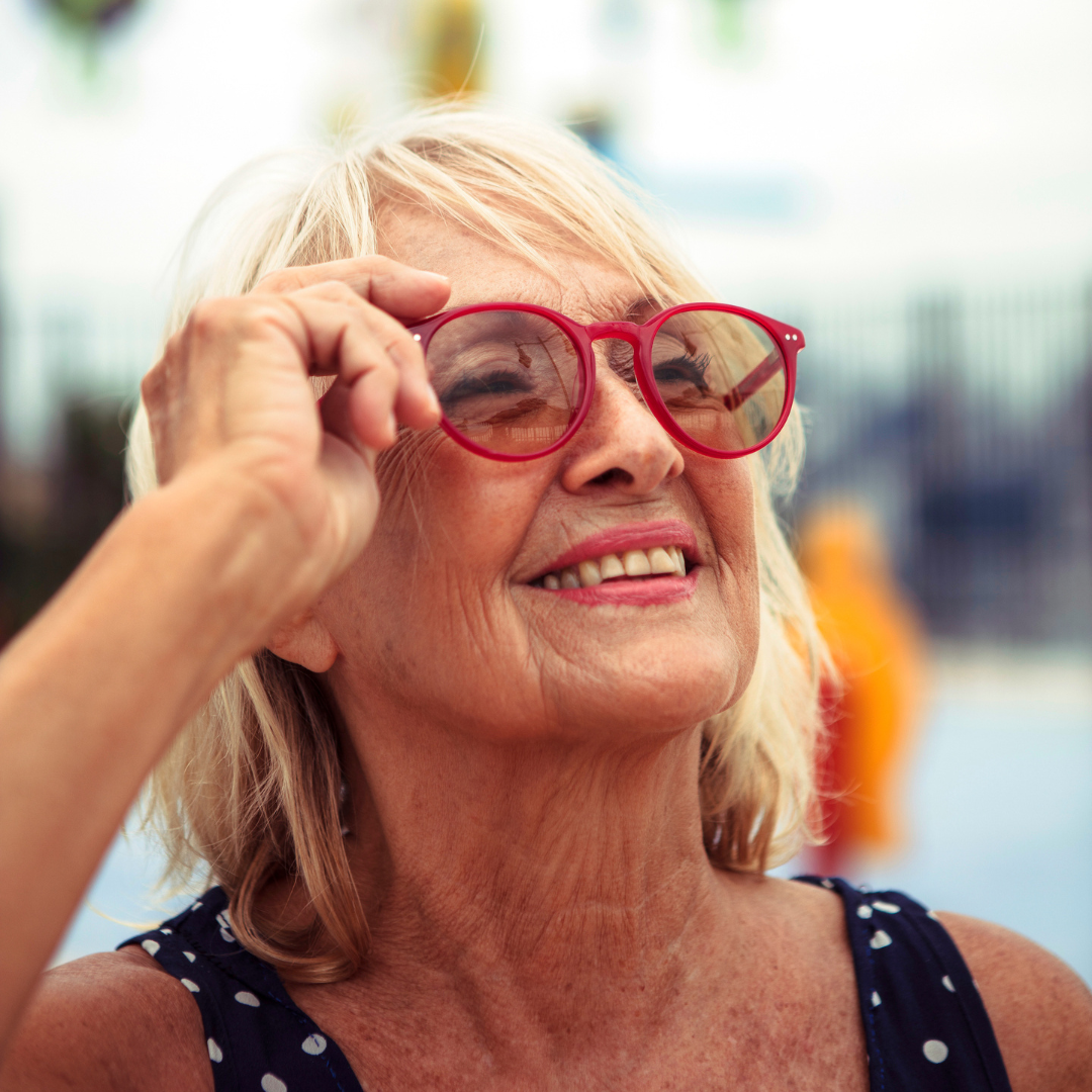 Woman wearing Avulux red Lilu