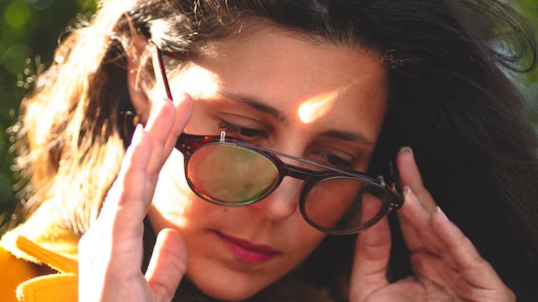 Woman Wearing Avulux Bli Glasses